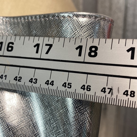 CLINIQUE LARGE NWT SILVER TOTE - Picture 5 of 8